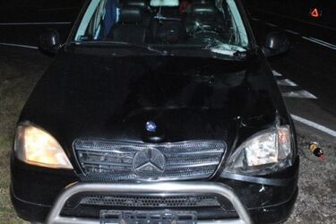 Mercedes potrącił pieszych. Dwie osoby nie żyją