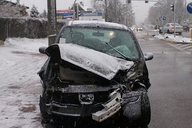 Zderzenie renault i mercedesa. 30-letnia kobieta w szpitalu