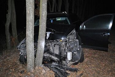 Toyota uderzyła w drzewo. Nie żyje 63-letni mężczyzna