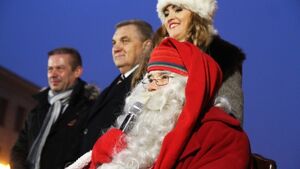 Setki osób na rynku. Święty Mikołaj zapalił lampki na miejskiej choince [ZDJĘCIA]