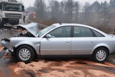 Audi wjechało pod ciężarówkę. 38-latka w szpitalu