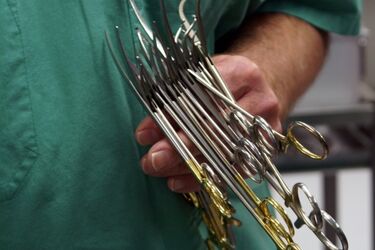 Skomplikowana operacja. Białostoccy lekarze usunęli śrut z oka dziecka