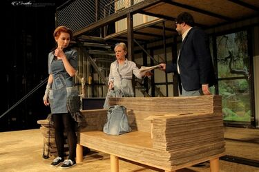 Ciężarówka na scenie i rzeźby z recyklingu. Zobacz to, "Czego nie widać"