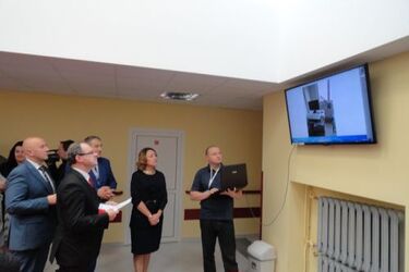 Nowoczesne kioski informacyjne i korytarze w szpitalu 