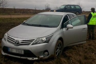Kradziona toyota w rękach straży granicznej. Kierowca uciekł