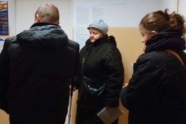 Kolejki przed drzwiami Miejskiego Ośrodka Pomocy Rodzinie