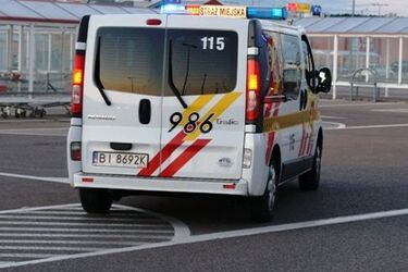 Skakał tylko po białych pasach na przejściu dla pieszych. Trzech mężczyzn zatrzymanych