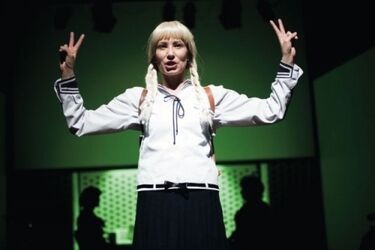 Groteskowe dialogi i cytaty z popkulktury. "Między nami dobrze jest" Doroty Masłowskiej [WIDEO]