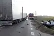 Tir zepchnął osobówkę do rowu