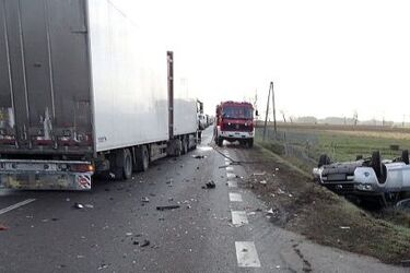 Tir zepchnął osobówkę do rowu