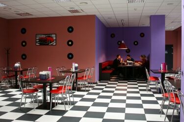 Bar Miły w nowej odsłonie. Wrotki i ostre skrzydełka