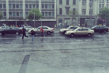 Piątek mglisty i z opadami. Będzie ślisko