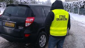 Ucieczka zakończona w rowie i na kolczatce. Dwie toyoty odzyskane