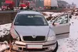 Dostawczak wjechał w skodę. Kierowca trafił do szpitala