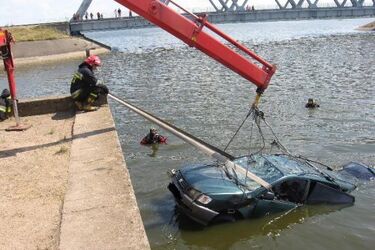 Pijany wjechał toyotą do zalewu. Proces Leszka R. nie rozpoczął się