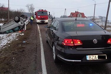 Dachowanie forda. Pijany kierowca uciekał pieszo