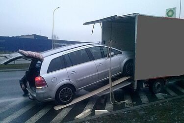 Osobówka w busie. Pomysłowi kierowcy chcieli zaoszczędzić na paliwie