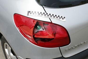 Os. Nowe Miasto. Wandale niszczyli zaparkowane samochody