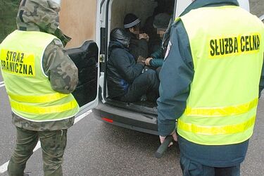12 Wietnamczyków stłoczonych w fiacie. Kierowca zatrzymany
