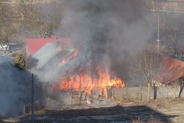 Pożar przy ul. Chmielnej. Spalił się drewniany dom