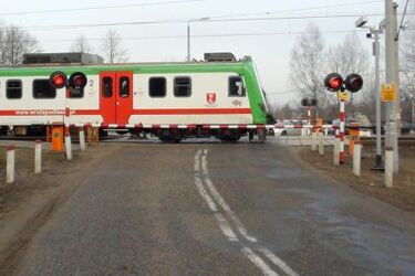 Wjeżdzali na tory tuż przed pociągiem. Kierowcy ukarani