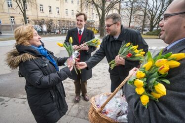 Panie otrzymały od radnych kwiaty i słodkości
