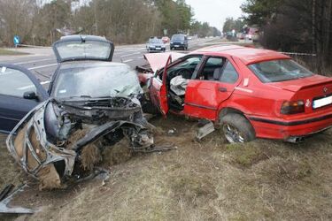 Zderzenie volkswagena z bmw. Trzy osoby w szpitalu