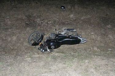 Motorower w rowie. Kierowca i pasażerka byli kompletnie pijani