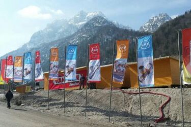 Podlaska firma widoczna przy skoczni narciarskiej w Planicy