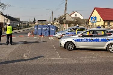 Rowerzysta uderzył w ciężarówkę. 82-latek nie żyje