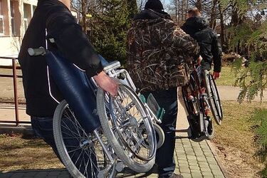 Dwa wózki i balkonik z więzienia trafiły do hospicjum