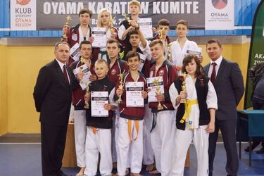 Jedenaście pucharów dla zawodników Oyama Karate