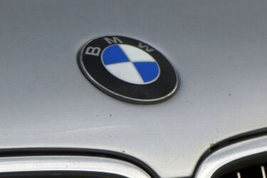 Ul. Zwierzyniecka. Młodzi złodzieje rozebrali bmw na oczach właściciela