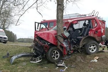 Kobieta zakleszczona w aucie. Śmigłowiec zabrał ją do szpitala