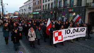 Obchody rocznicy katastrofy smoleńskiej. Ulicami Białegostoku przeszedł marsz pamięci [ZDJĘCIA]