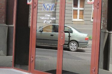 Jest oskarżony o przyjmowanie łapówek. Wiceszef NFZ chce wrócić do pracy