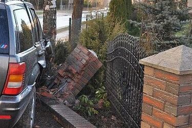Kobieta wjechała w ogrodzenie. Była kompletnie pijana