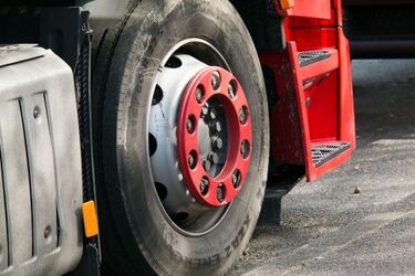 Nie zważał na innych kierowców i wyprzedzał na zakazie