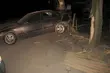 Pijany kierowca uciekał przed policją. Ściął znak i wylądował na drzewie