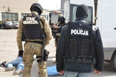 Przemytnicy przeładowywali papierosy. Wpadli na gorącym uczynku