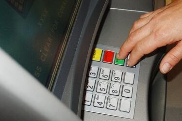 Okradał klientów bankomatów. Łotysz kopiował karty