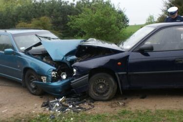 Zderzenie opla z volvo. Trzy osoby w szpitalu