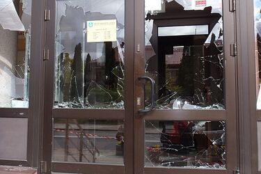 Młotkiem wybijał szyby w urzędzie. 36-latek zatrzymany