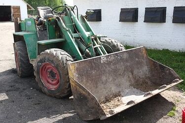 Koparka przygniotła 20-latka. Mężczyzna jest w ciężkim stanie