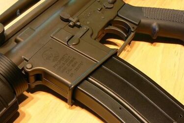 Trzy osoby związane z terroryzmem usłyszały zarzuty
