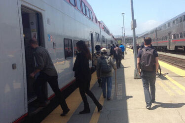 Dwie twarze: Stoi na stacji lokomotywa - a my autobusem! [FELIETON]