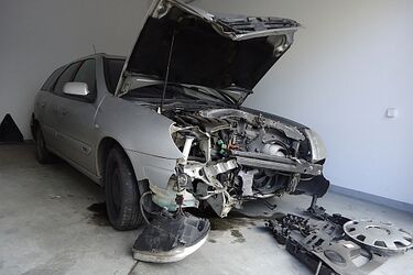 Kolizja z ciężarówką. Citroen był kradziony
