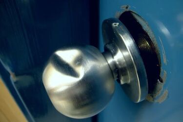 Włamywacze zatrzymani na gorącym uczynku. Chcieli wejść do mieszkania przez balkon