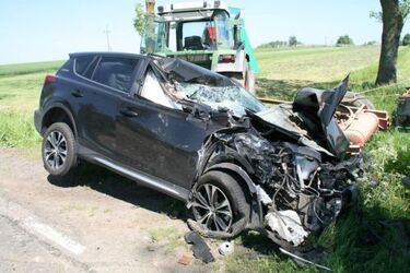 Toyota wjechała w ciągnik. Kierowca w szpitalu