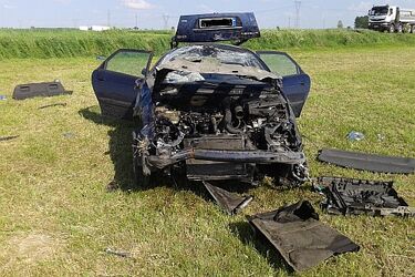 Nieudane wyprzedzanie. Citroen dachował 